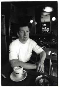 401967 Portret van Bert Cools, eigenaar van het café Orloff (Donkere Gaard 8) te Utrecht.